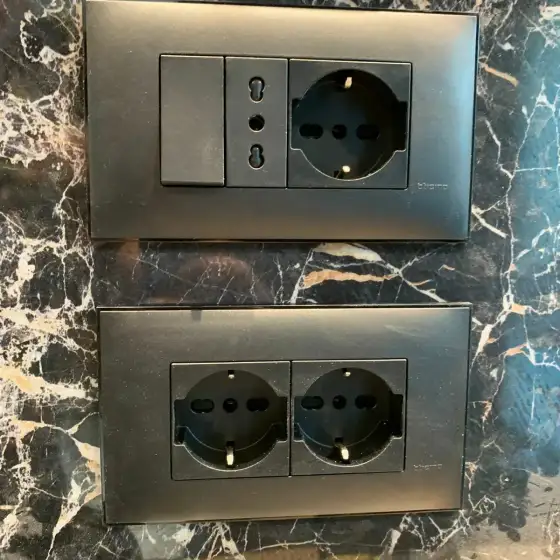 Prizë dhe çelës të montuar në mur