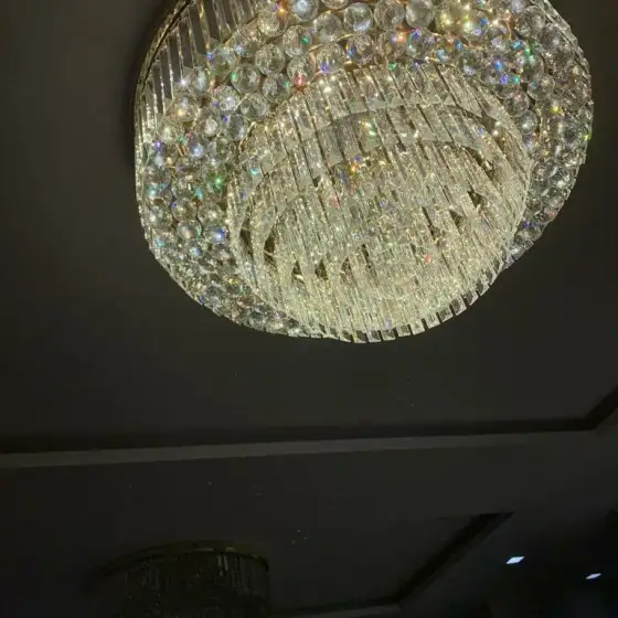 Ndriçim i ndezur në një ambient të errët
