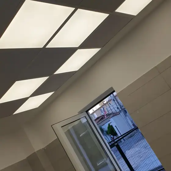 Ndriçim i montuar në një ambient të brendshëm