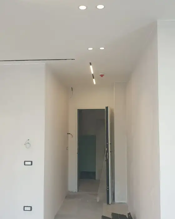 Ndriçim në tavan ose mur në një ambient të brendshëm të ndriçuar