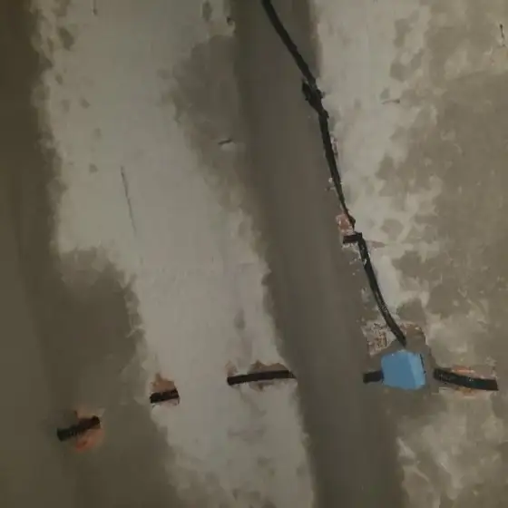 Tuba dhe kabllo elektrikë të shtruar në ambient në ndërtim