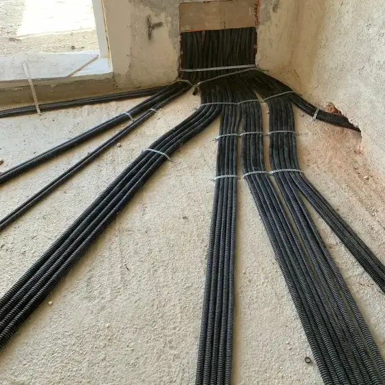 Kabllo dhe tuba elektrikë të vendosur në ndërtesë, para mbylljes së mureve ose dyshemesë