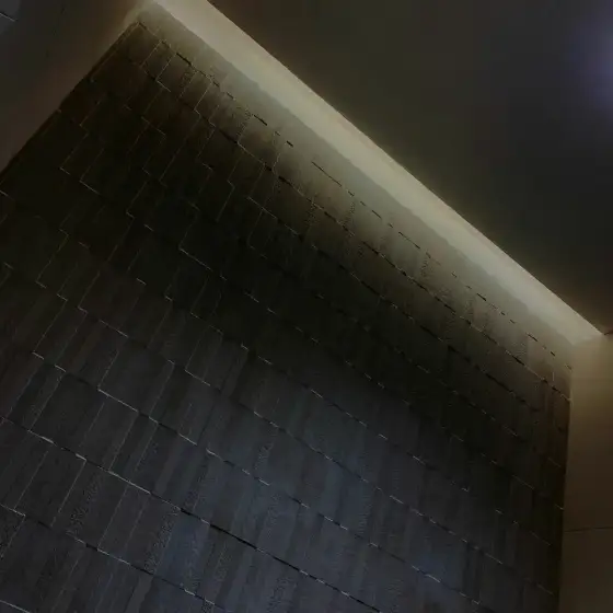 Ndriçim i ndezur në një ambient të errët