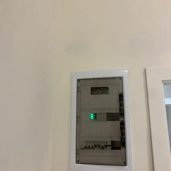 Panel elektrik me siguresa dhe pajisje mbrojtjeje