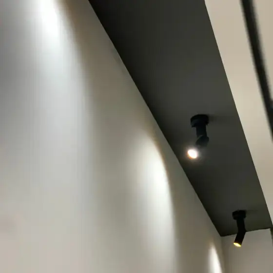 Ndriçim i montuar në një ambient të brendshëm