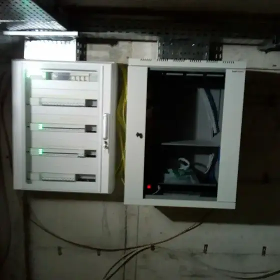 Panel elektrik me siguresa dhe pajisje mbrojtjeje