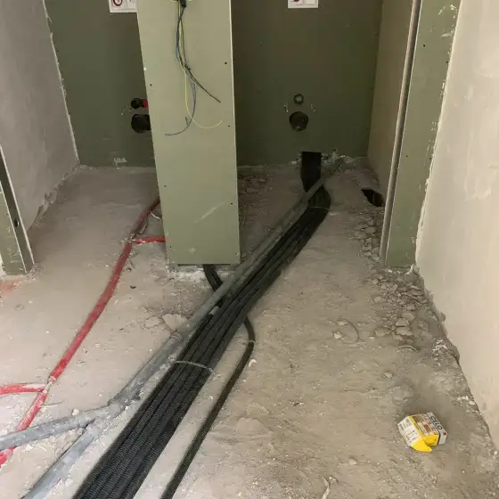 Kabllo dhe tuba elektrikë të vendosur në ndërtesë, para mbylljes së mureve ose dyshemesë