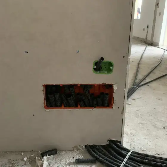 Kabllo dhe tuba elektrikë të vendosur në ndërtesë, para mbylljes së mureve ose dyshemesë