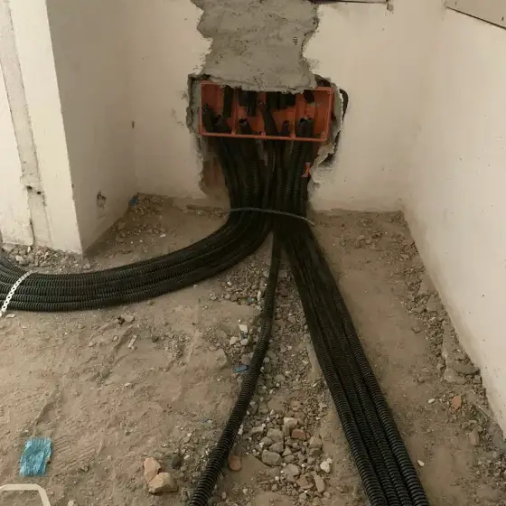 Kabllo dhe tuba elektrikë të vendosur në ndërtesë, para mbylljes së mureve ose dyshemesë
