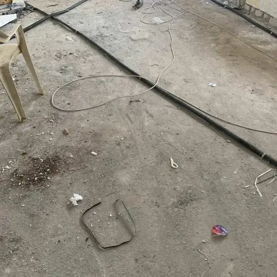 Tuba dhe kabllo elektrikë të shtruar në ambient në ndërtim