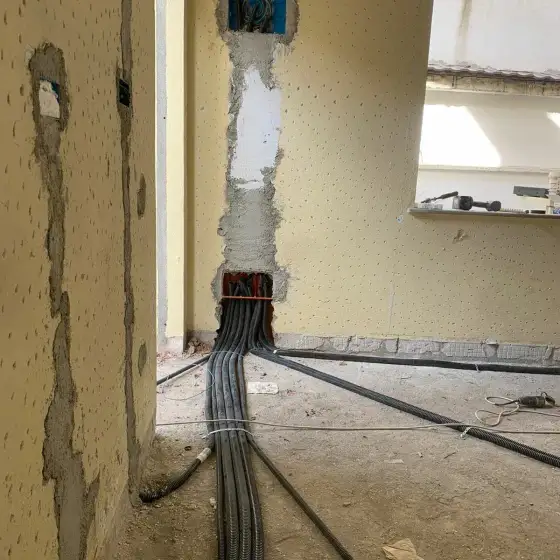 Tuba dhe kabllo elektrikë të shtruar në ambient në ndërtim
