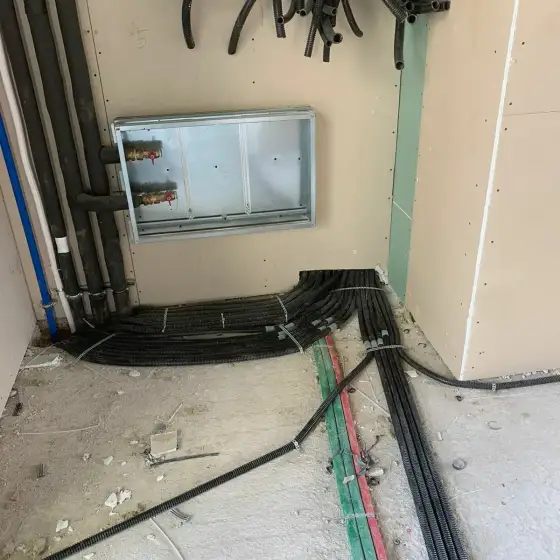 Kabllo dhe tuba elektrikë të vendosur në ndërtesë, para mbylljes së mureve ose dyshemesë