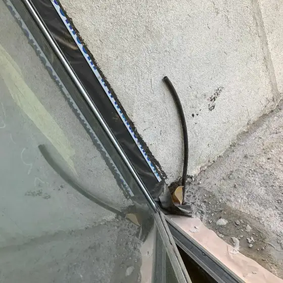 Kabllo dhe tuba elektrikë të vendosur në ndërtesë, para mbylljes së mureve ose dyshemesë