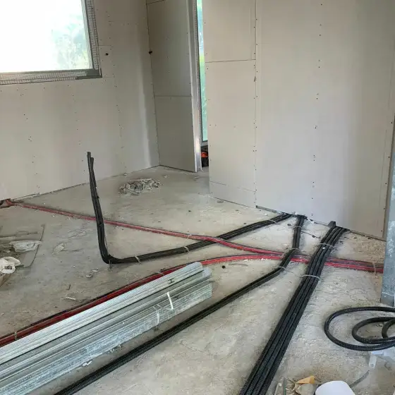 Tuba dhe kabllo elektrikë të shtruar në ambient në ndërtim