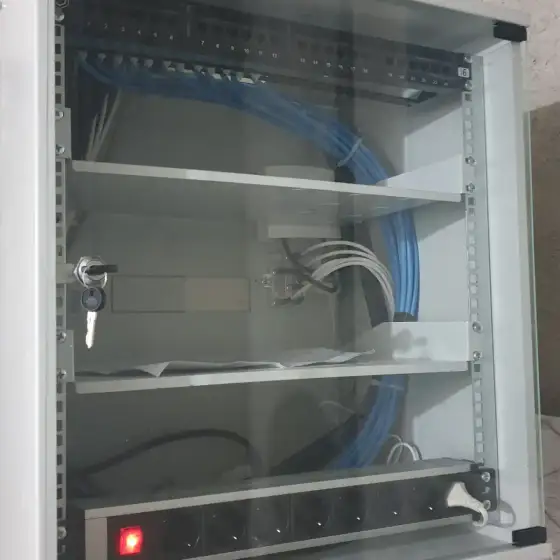 Panel elektrik me siguresa dhe pajisje mbrojtjeje