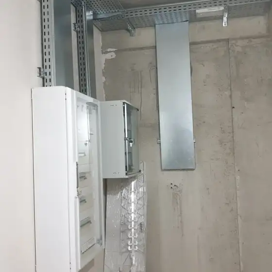 Panel elektrik me siguresa dhe pajisje mbrojtjeje