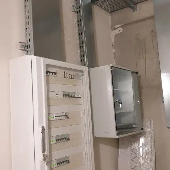 Panel elektrik me siguresa dhe pajisje mbrojtjeje