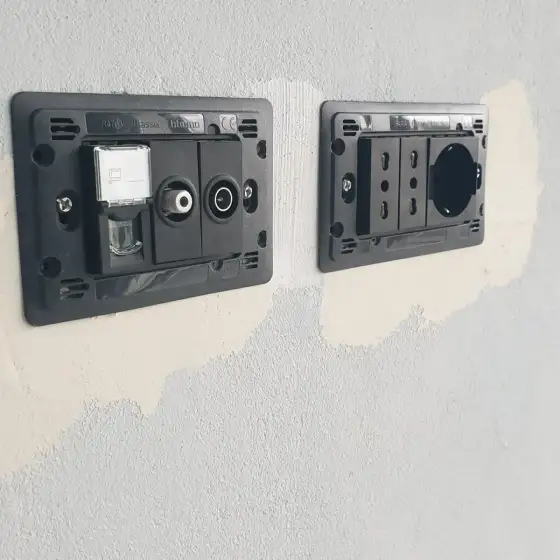 Prizë dhe çelës të montuar në mur