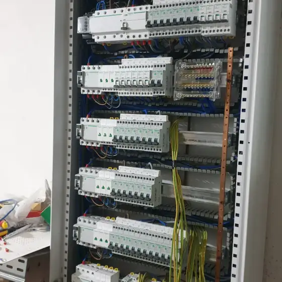Panel elektrik me siguresa dhe pajisje mbrojtjeje