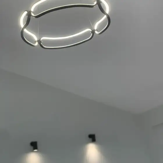 Ndriçim i montuar në një ambient të brendshëm