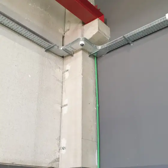 Tuba dhe kabllo elektrikë të shtruar në ambient në ndërtim