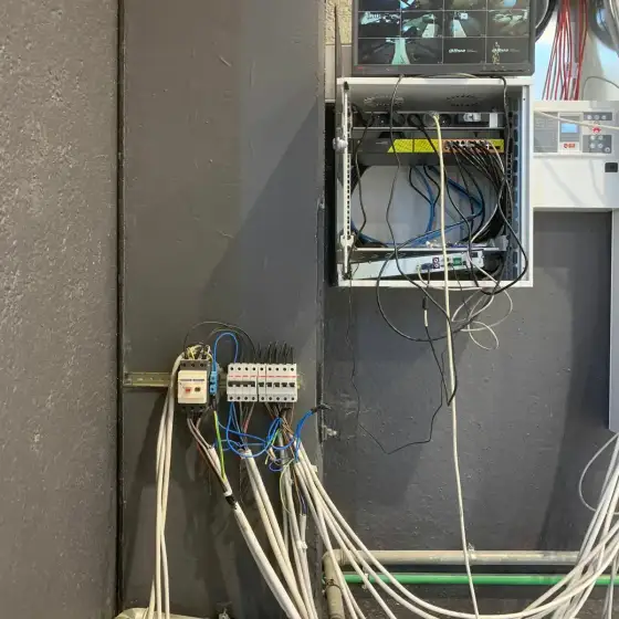 Panel elektrik me siguresa dhe pajisje mbrojtjeje