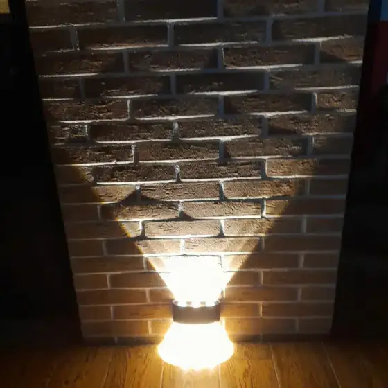 Ndriçim i ndezur në një ambient të errët