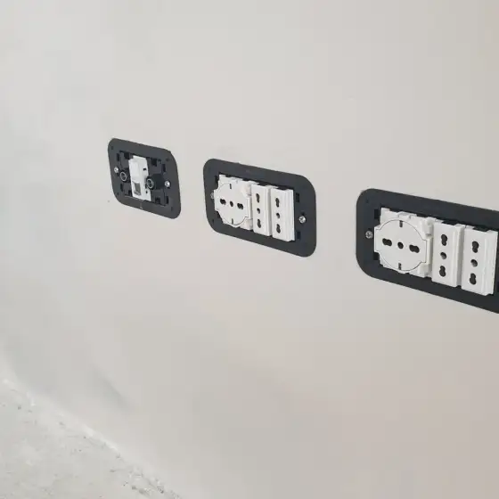 Prizë dhe çelës të montuar në mur