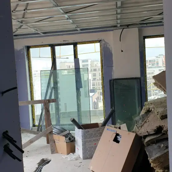 Kabllo dhe tuba elektrikë të vendosur në ndërtesë, para mbylljes së mureve ose dyshemesë