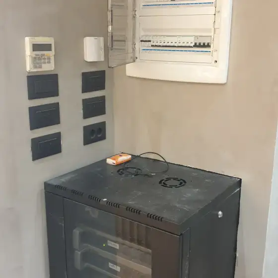 Panel elektrik me siguresa dhe pajisje mbrojtjeje