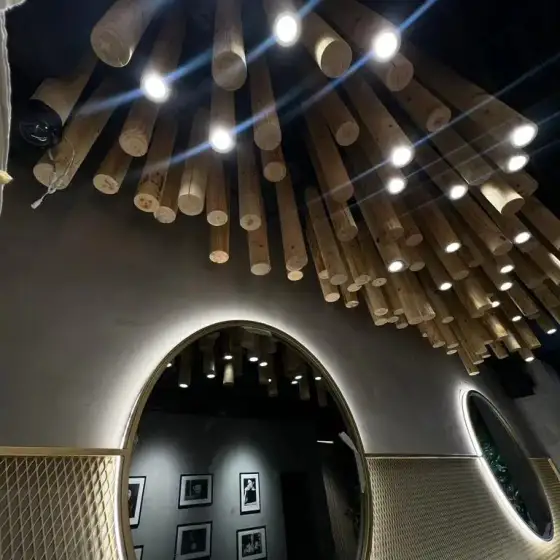 Ndriçim i ndezur në një ambient të errët