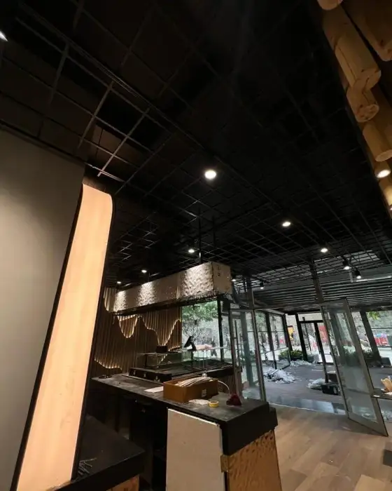 Ndriçim i ndezur në një ambient të errët