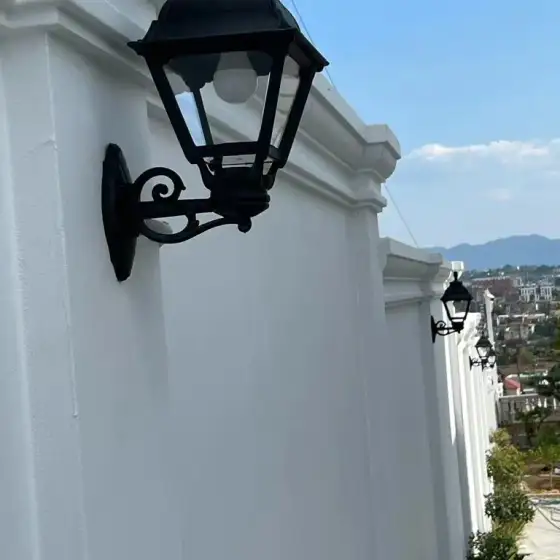 Ndriçim i jashtëm i montuar, i fotografuar në ambient të hapur