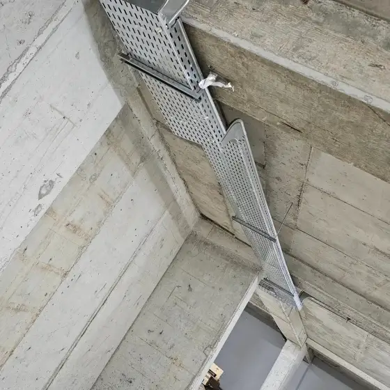 Tuba dhe kabllo elektrikë të shtruar në ambient në ndërtim