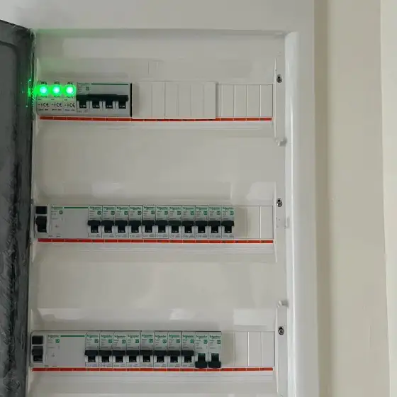 Panel elektrik me siguresa dhe pajisje mbrojtjeje