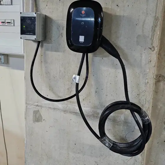 Pajisje për ngarkimin e një automjeti elektrik