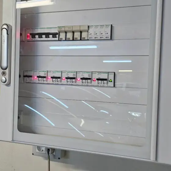 Panel elektrik me siguresa dhe pajisje mbrojtjeje