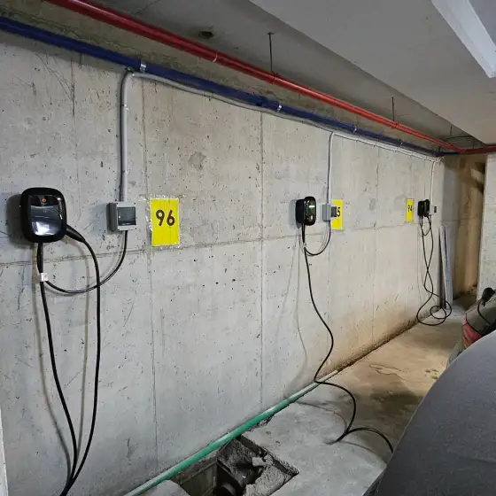 Pajisje për ngarkimin e një automjeti elektrik