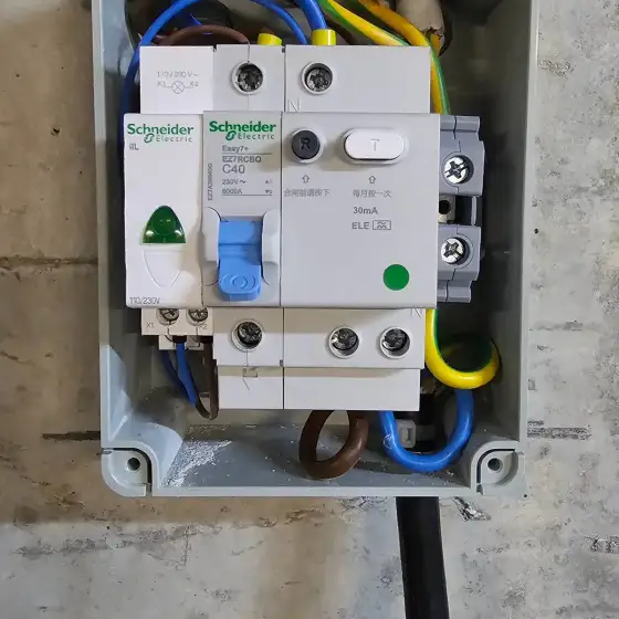 Panel elektrik me siguresa dhe pajisje mbrojtjeje