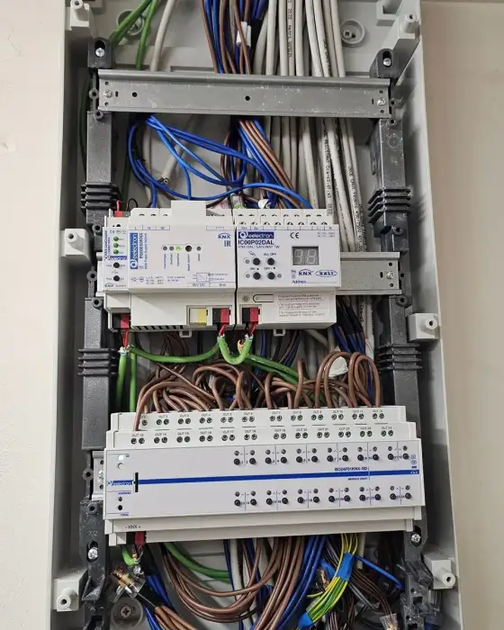 Panel elektrik me siguresa dhe pajisje mbrojtjeje