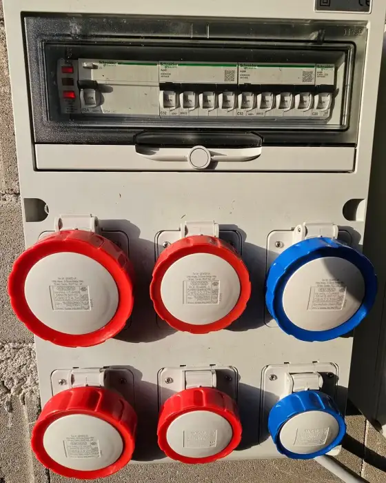 Panel elektrik me siguresa dhe pajisje mbrojtjeje