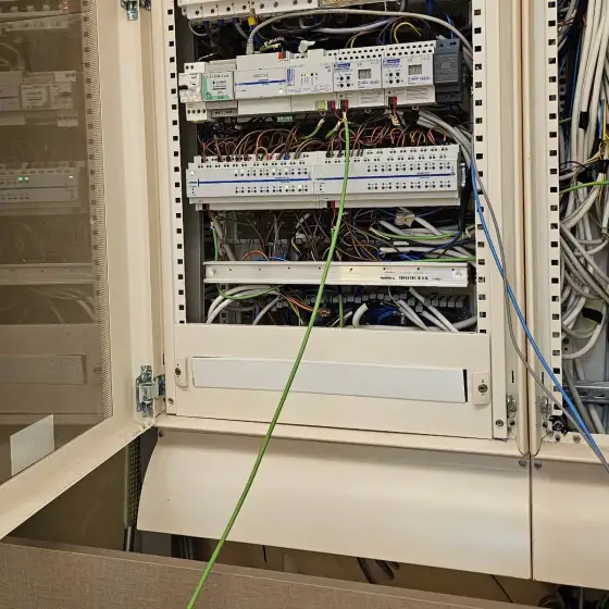 Panel elektrik me siguresa dhe pajisje mbrojtjeje